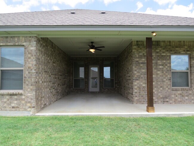 Building Photo - "Charming 4-Bedroom Retreat with Granite Elegance & Cozy Fireplace in Killeen!"