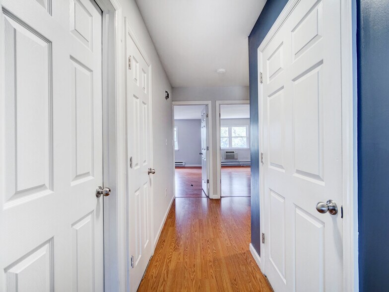 Building Photo - 807 Eves Dr