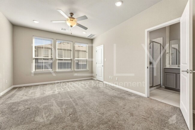 Building Photo - 1015 Vista View Dr