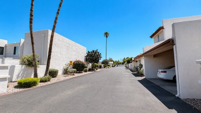 Building Photo - 322 E Huntington Dr