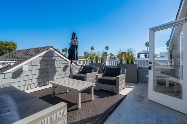 Building Photo - California Coastal Awaits: Luxurious Custom 3-Bedroom Home with Marble Touches on Balboa Island