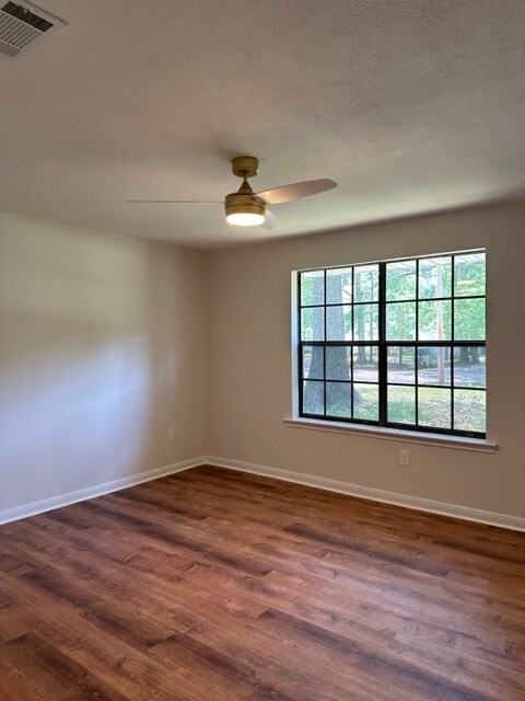 Building Photo - 212 Scotchpine Dr