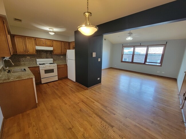 Building Photo - 7411 N Claremont Ave
