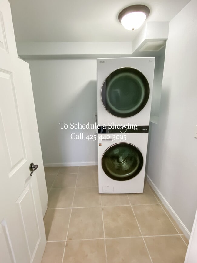 Building Photo - "Charming Bellevue Retreat: Spacious 2-Bed, 2-Bath with Finished Basement!"