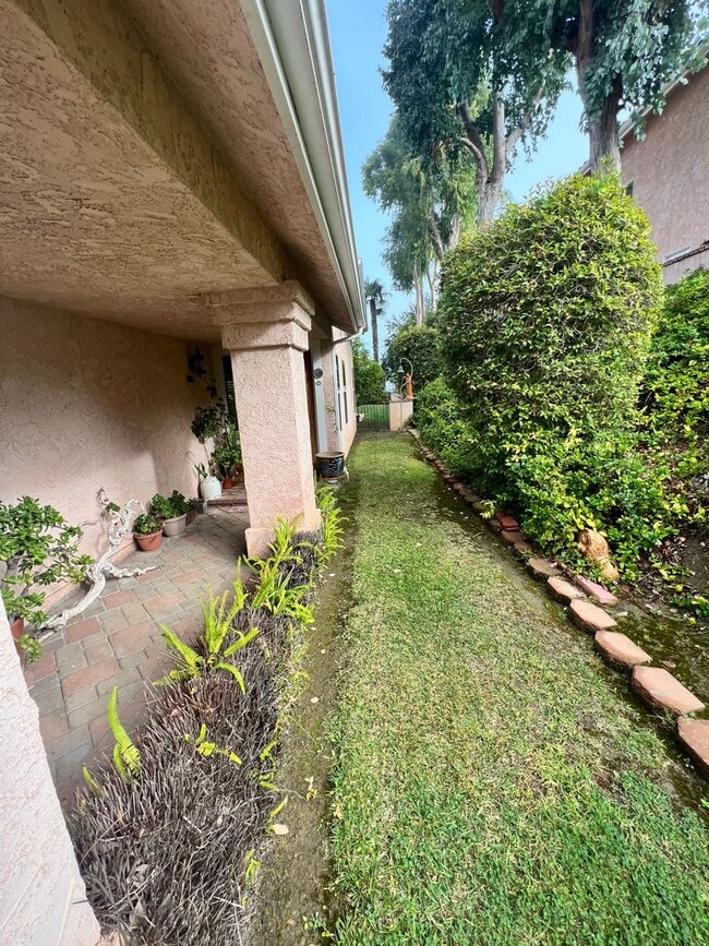 Building Photo - West Ventura - Gorgeous updated three bedroom, 2.5 bath home in Brock Hills