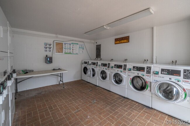 Building Photo - $2,900/mo | 2BR | 1BA | 620 sq. ft. | Move...
