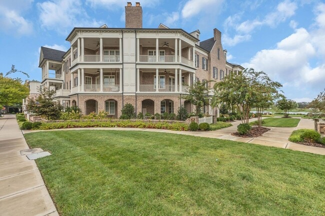 Building Photo - Rent Unfurnished or Fully Furnished - 4 Be...