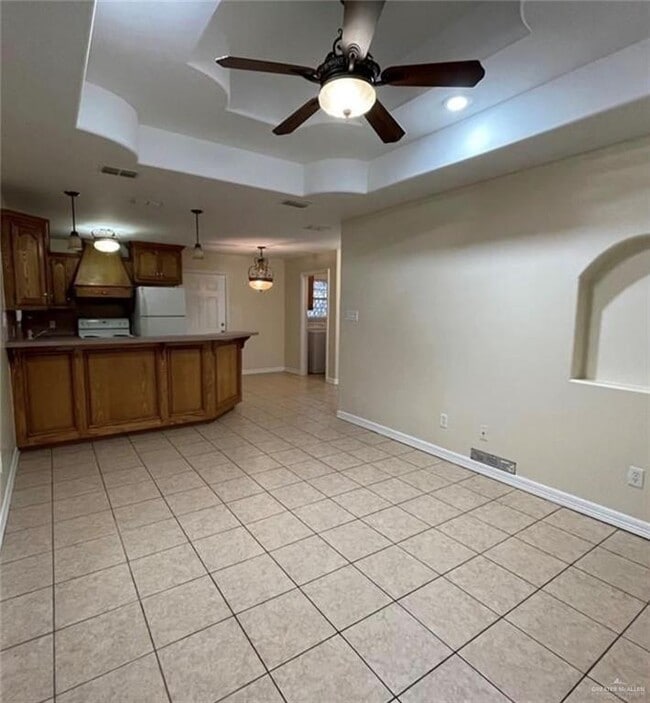 Building Photo - 2 W Candlelight Ln