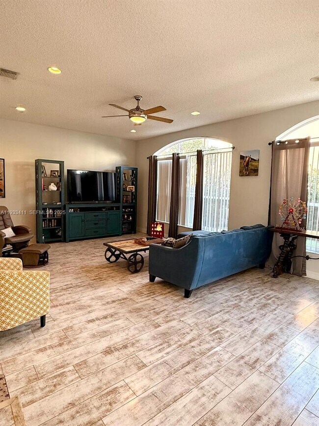 Building Photo - 3729 SW 51st St