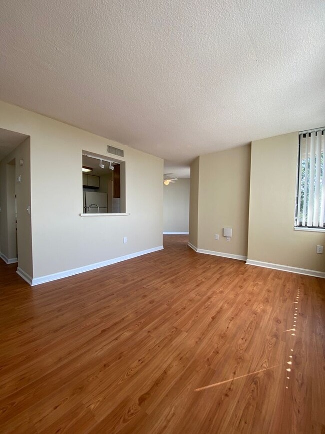 Building Photo - wh601