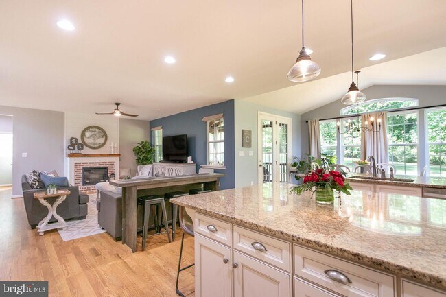 Building Photo - 8061 Side Hill Dr