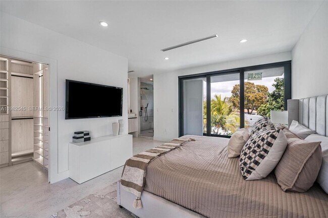 Building Photo - 2937 SW 21st St