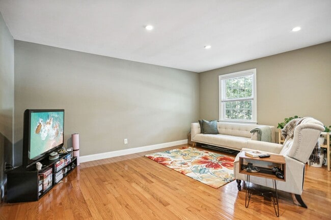 Building Photo - Spacious 2BR/1BA in Rock Creek Gardens!