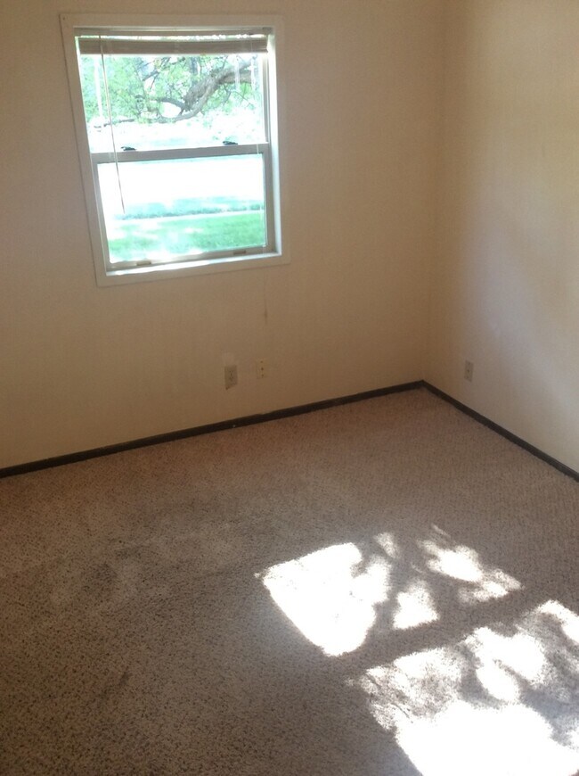 Building Photo - SPACIOUS 3 BEDROOM w/ IN UNIT LAUNDRY!-123...
