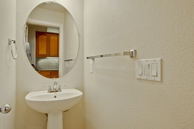 Building Photo - Sought-after Multi-level Home Near Great Mall!