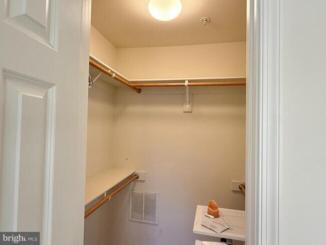 Building Photo - 819 Oak Knoll Terrace