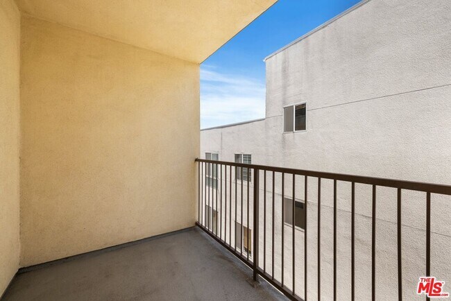 Building Photo - 123 S Clark Dr