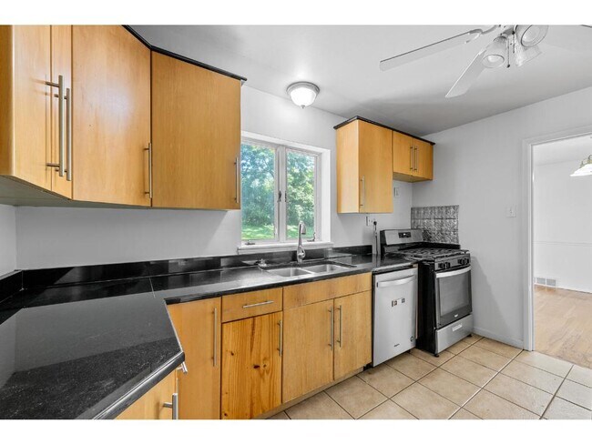 Building Photo - 718 Wenneker Dr