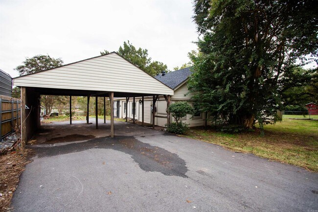 Building Photo - 13118 Old River Dr