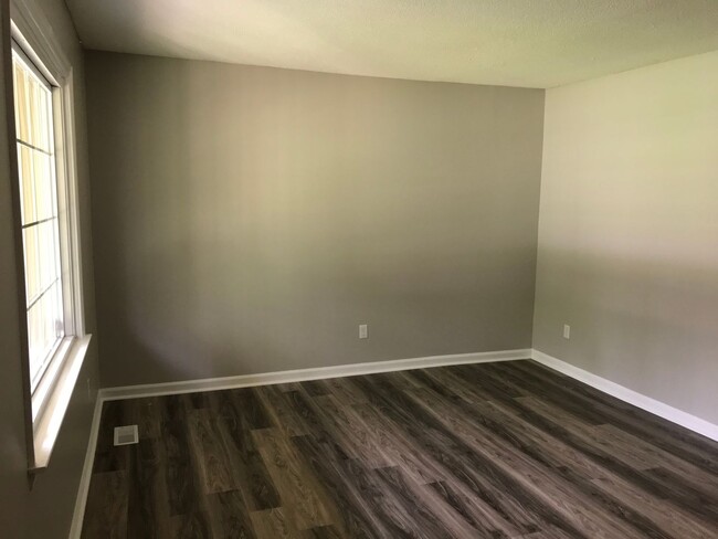 Building Photo - 3 Bed w/ Bonus Room Off of Piney Green