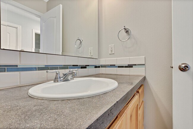 Building Photo - Spacious Updated 3 Bedroom, 2 Bath home in...