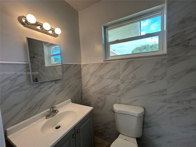 Building Photo - 15020 NE 6th Pl