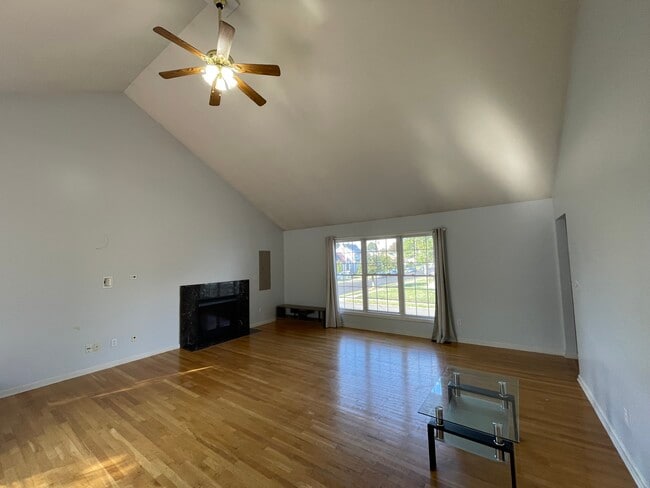 Building Photo - 156 3rd Ave