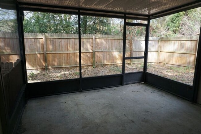 Building Photo - 2/2 Bedroom Townhome on Westside near NAS