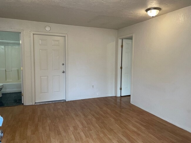 Building Photo - Nice 1 Bedroom 1 Bath Home-Garage