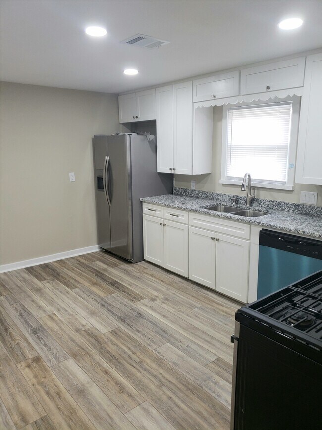 Building Photo - 2506 N Pearland Ave