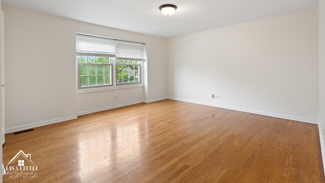 Building Photo - 2S661 Ave Normandy W