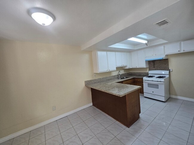 Building Photo - Newly Renovated 2 Bed / 2 Bath Downstairs ...