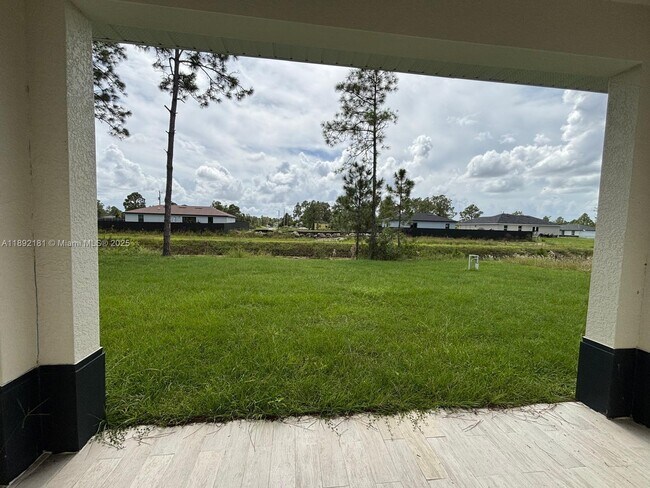 Building Photo - 1018 Maddock St E