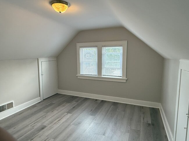 Building Photo - Private 4 bedroom home in West Allis