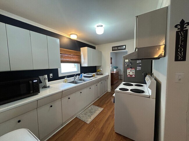 Building Photo - 4 Bed, 2 Bath House