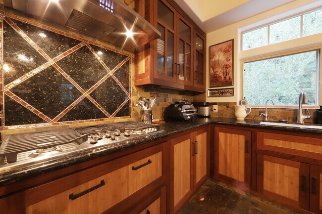 Building Photo - Don't miss this amazing opportunity to rent a higher end home nestled in the trees in the coveted...