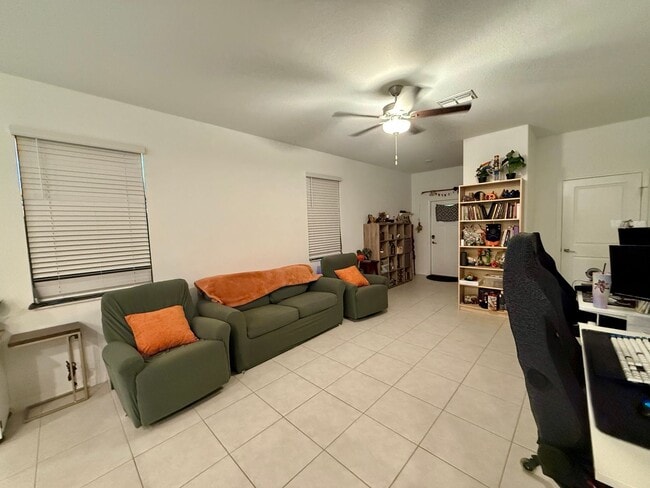 Building Photo - Bryant Square 2/2.5 1 car garage