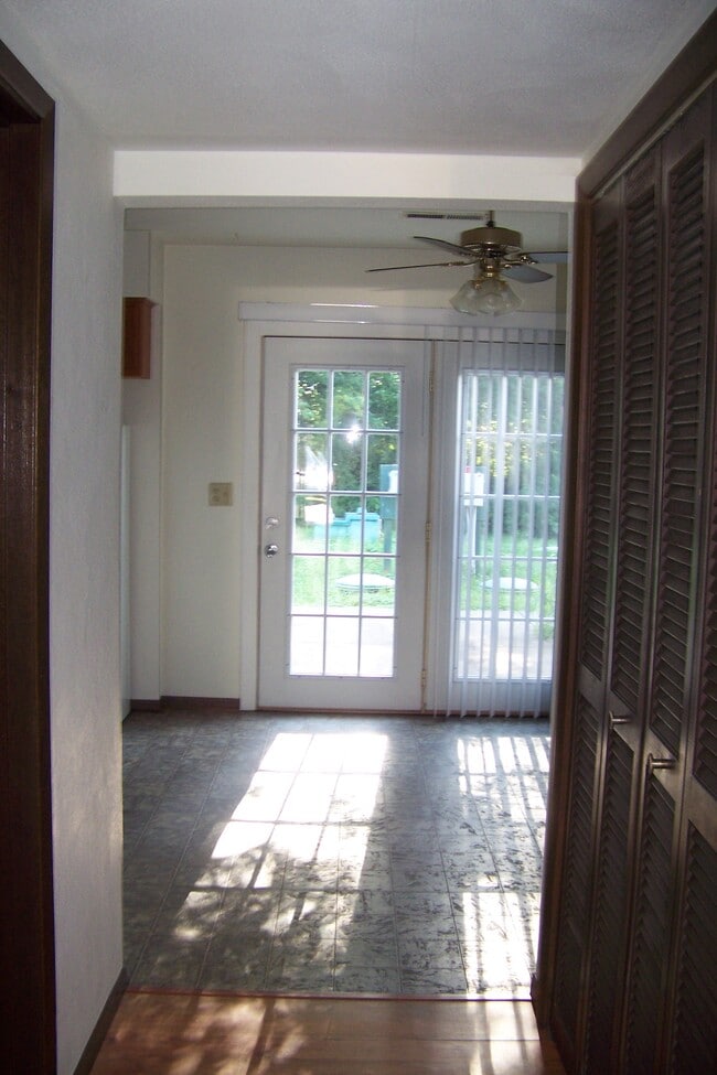 Building Photo - 111 Pin Oak Dr