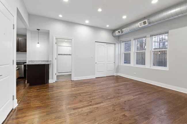 Building Photo - 1608 W Sherwin Ave