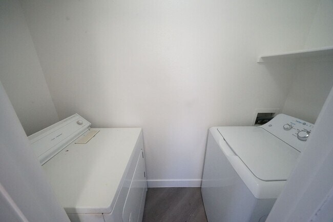 Building Photo - SHOWINGS AVAILABLE NOW