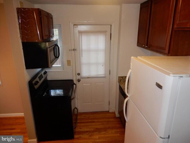 Building Photo - 2227 Arlington Terrace