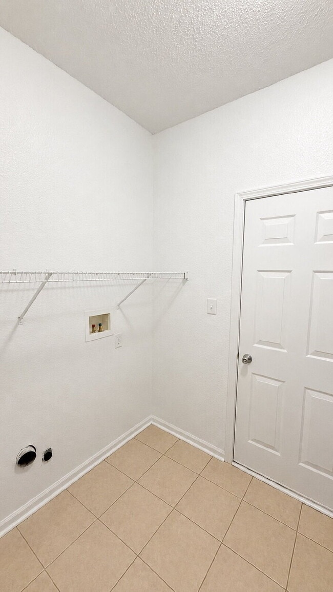Building Photo - SOUTHEAST SIDE 3 BEDROOM/2 BATH RANCH AVAILABLE NOW!
