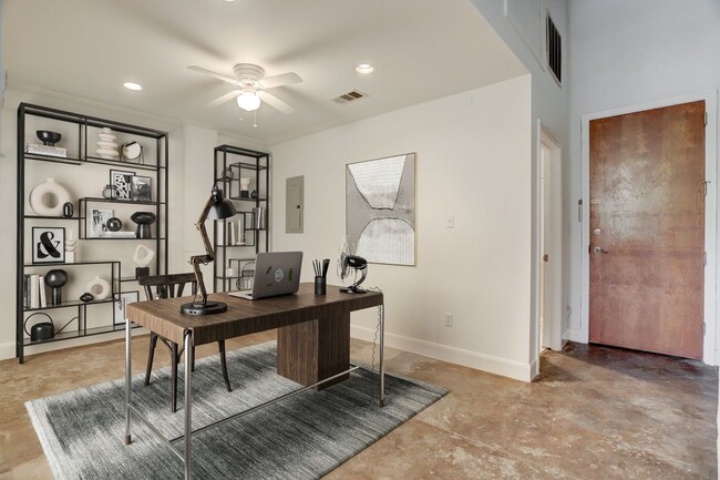 Building Photo - 915 N San Jacinto St