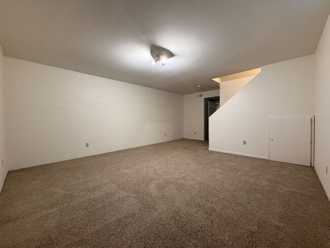 Building Photo - 432 E Avenue