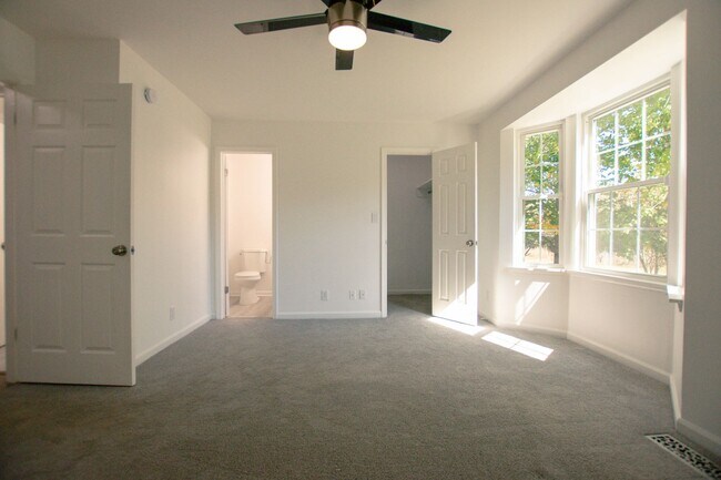Building Photo - Pet Friendly Three Bedroom!