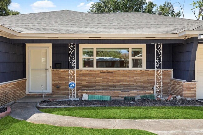 Building Photo - 1802 Turnpike Rd