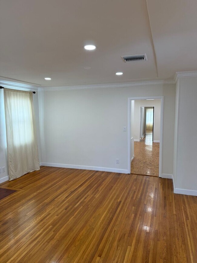 Building Photo - 2523 S Bentley Ave