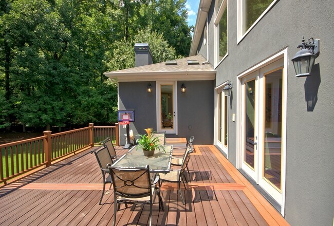 Building Photo - 335 Birkdale Dr