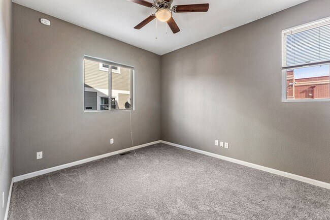 Building Photo - Lovely Townhome with A Garage and Central AC!