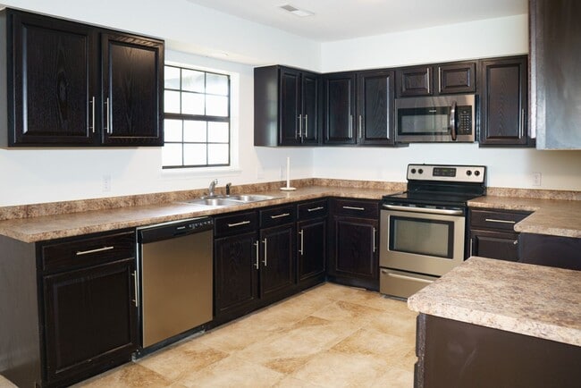 Building Photo - 3BR Home in Shell Point – Sunroom | Garage | Prime Location